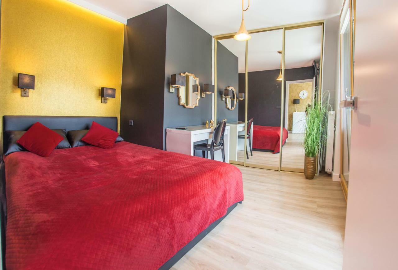 Galaxy Garden Apartment Cracow- Shopping Mall 1Min, Underground Parking, Family Friendly, City Center Krakow Exterior photo