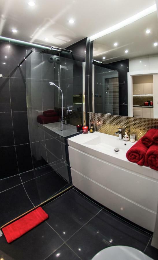 Galaxy Garden Apartment Cracow- Shopping Mall 1Min, Underground Parking, Family Friendly, City Center Krakow Exterior photo
